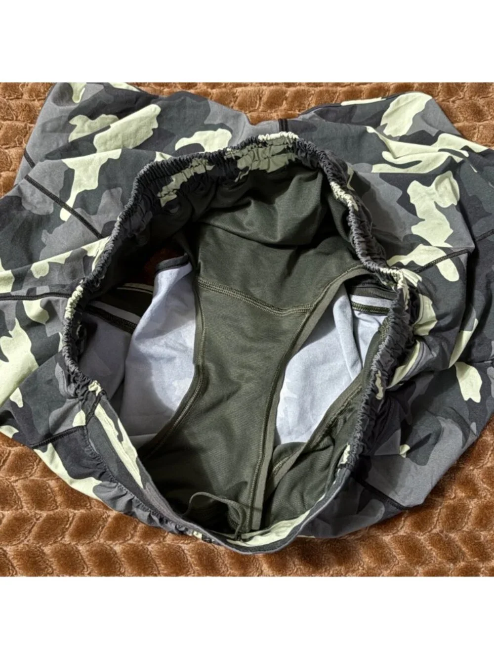 Like New Lululemon Hotty Hot Low Rise Short 4" Camo Green Swift Lined Size 10 - Picture 6 of 7